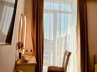 Гостевой дом ATLAS HOUSE Luxury Suites Пловдив Трехместный номер с балконом-1